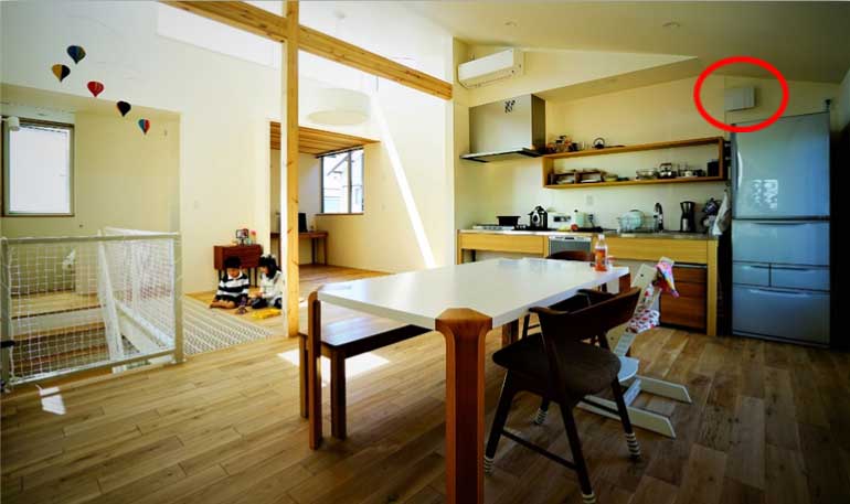 せせらぎ付きの台所とダイニング