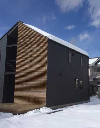 雪におおわれている家の表