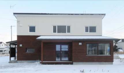 雪におおわれている家の表